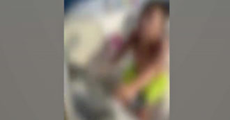 Copertina di Bambino ‘costretto’ a guidare un motoscafo dal padre: “Non vedo niente”. “Continua, sei il più forte” – Video