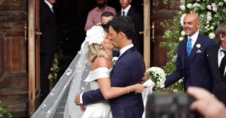 Copertina di Federica Pellegrini e il bacio con Matteo Giunta fuori dalla chiesa: il video del matrimonio a Venezia