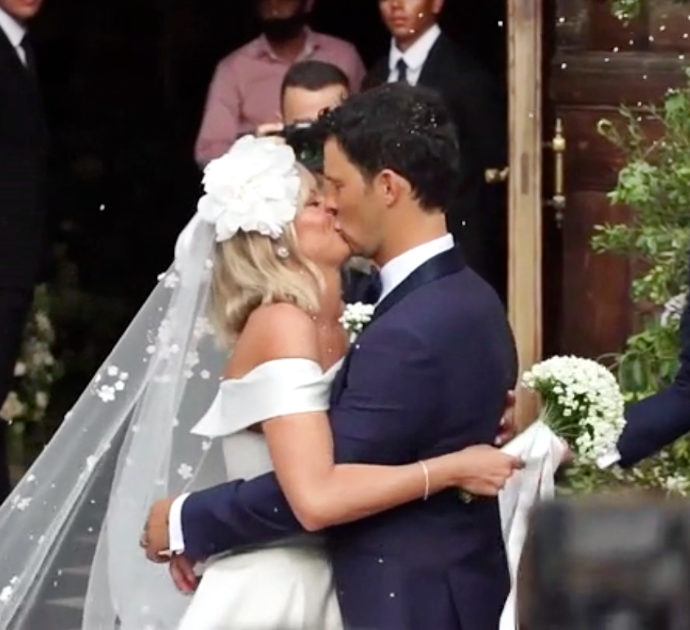 Federica Pellegrini e il bacio con Matteo Giunta fuori dalla chiesa: il video del matrimonio a Venezia