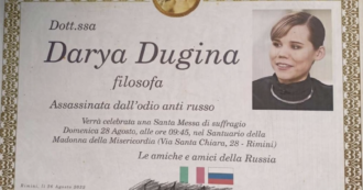 Darya Dugina, a Rimini messa e necrologio: “Assassinata dall’odio anti russo”. Presidio ucraino alla funzione: “Ci chiamava subumani”