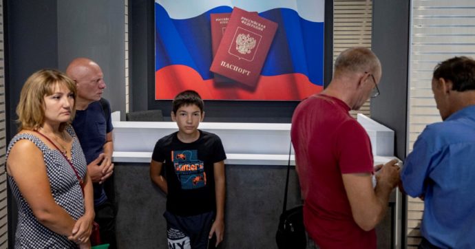 Copertina di La Ue vuole sospendere i visti turistici per i russi