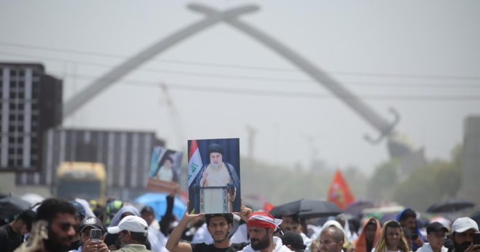 Iraq, Moqtada al-Sadr lascia la politica e i suoi sostenitori assaltano di nuovo la Green Zone di Baghdad: coprifuoco in tutto il Paese