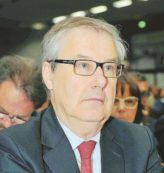 Copertina di Papà Riforme chiuso in casa, esce solo alle 7 per i giornali