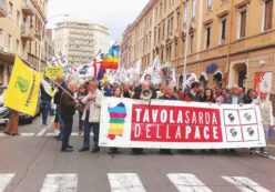 Copertina di Cagliari, una capitale isolata tra treni lenti e aerei che scappano