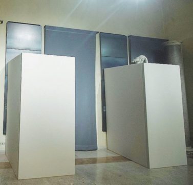 Braghe alle statue nude in omaggio ai petro-dollari