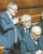 Copertina di Angelino, Denis e gli ex di B.  Ora il governo è circondato