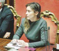 Copertina di La ministra speciale:  l’anagrafe “copre” Maria Elena e i suoi