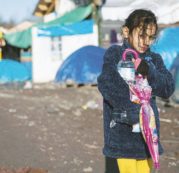 Copertina di Cameron, i bimbi profughi possono attendere