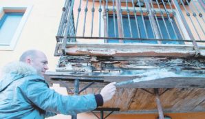 Copertina di Crepe, legni marci e balconi a pezzi: L’Aquila crolla ancora