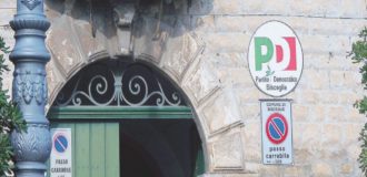 Copertina di Tutti in fila per la tessera Pd,  ma non sanno chi è Renzi