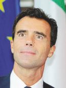 Copertina di Gozi e la falange italo-tedesca  per favorire Angela Merkel