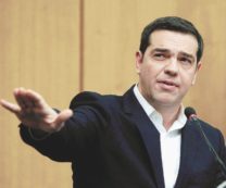 Copertina di Tsipras, il sogno è finito: il nemico della piazza ora è lui