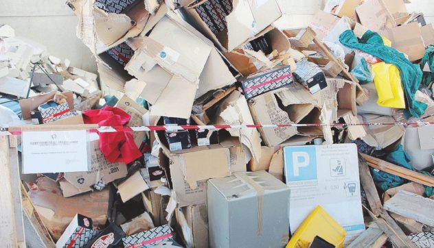 Seppelliti nella discarica i vestiti per i terremotati