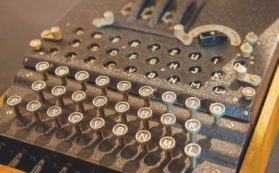 Copertina di MI6, il test per i nuovi 007 è un Enigma