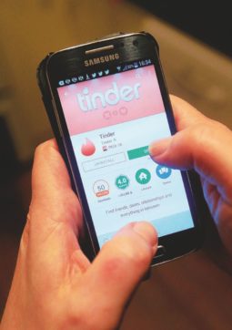 La mia giornata su Tinder. Rimorchiata in sette minuti