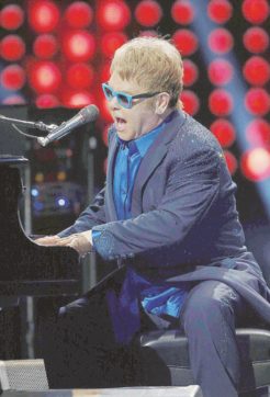 Copertina di Aiuto, uno spettro si aggira per la Riviera: Elton John