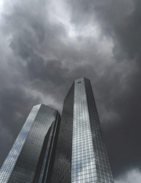 Copertina di Brivido Deutsche Bank. I mercati puniscono il gruppo degli scandali