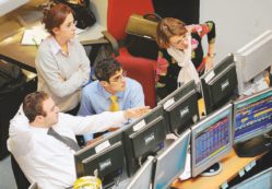 Copertina di Bancari a picco. PopVicenza: rosso e  mega fuga dai depositi