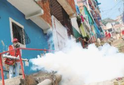 Copertina di Esperimenti, business e attenti ai troppi  baci