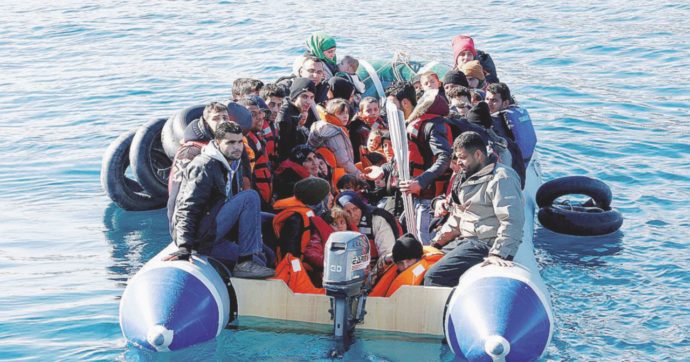 Uk e Francia si rimpallarono la responsabilità su un gommone con a bordo 34 migranti: così morirono 27 persone nella Manica