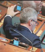 Copertina di Votare stanca: l’onorevole pulsante automatico