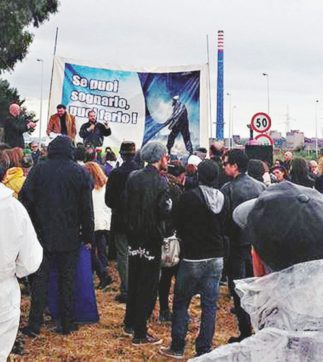 Sulla “strada della morte”: fumi neri e una scia di tumori