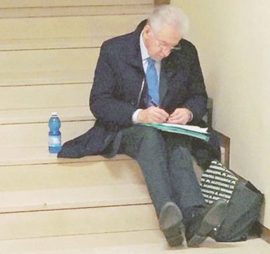 Copertina di Monti sulle scale in attesa in ospedale: “Era senza scorta e ha fatto la coda”