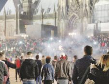 Copertina di Le tre bufale di Capodanno, nemici facili per stare a galla