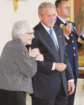 Copertina di La letteratura piange Harper Lee. Il buio ha oltrepassato la siepe