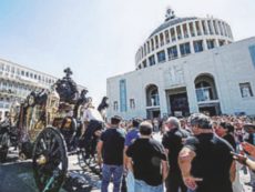 Copertina di Latina, lutto nel clan Casamonica. Il questore vieta il bis di Vittorio