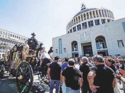 Latina, lutto nel clan Casamonica. Il questore vieta il bis di Vittorio