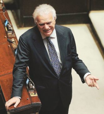 Verdini dà fiducia al governo che gli chiede 22 milioni