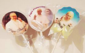 Copertina di Con il lecca-Papa il Vaticano è molto più dolce