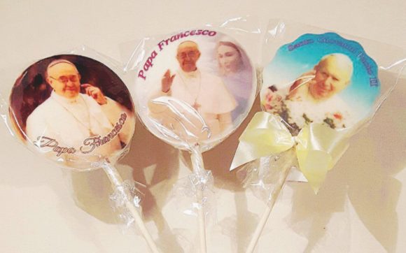 Con il lecca-Papa il Vaticano è molto più dolce