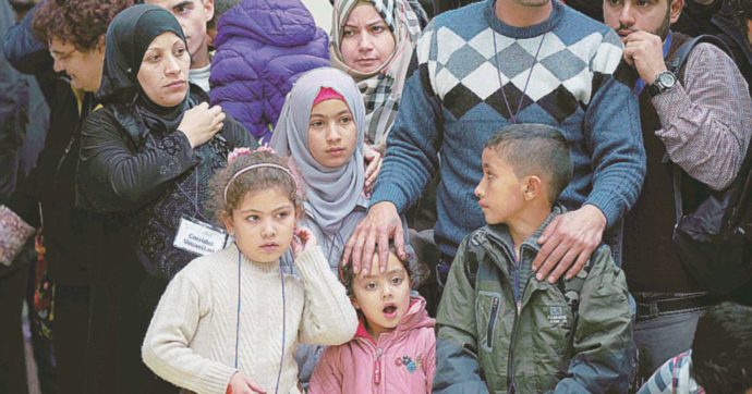 Copertina di Dya e i suoi fratelli, dalle bombe in Siria alla vita in Italia: “Voglio tornare a scuola”