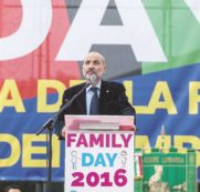 Copertina di Battesimo senza padrini per il partito  Family Day