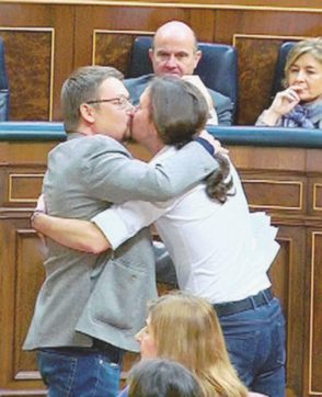 Podemos mata Sánchez nell’arena del Parlamento