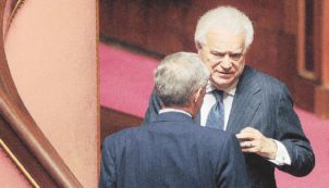 Copertina di Verdini salva ancora il Pd: Sos per il numero legale