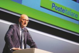 Copertina di Poste ci ricasca: “Consegne truccate per i grandi clienti”