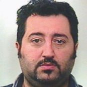 Copertina di Per mandare  a casa il fan  del boss dimessi  i consiglieri