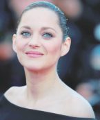 Copertina di Marion Cotillard da Oscar tra calcoli renali e thriller d’amore