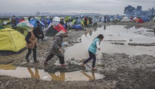 Copertina di I profughi affondano nel pantano di Idomeni