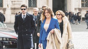 Copertina di Gli amici di Boschi senior indagati per riciclaggio