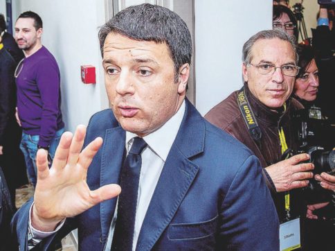 Copertina di Renzi toglie alla Rai 300 milioni e li gira a Mediaset & C.