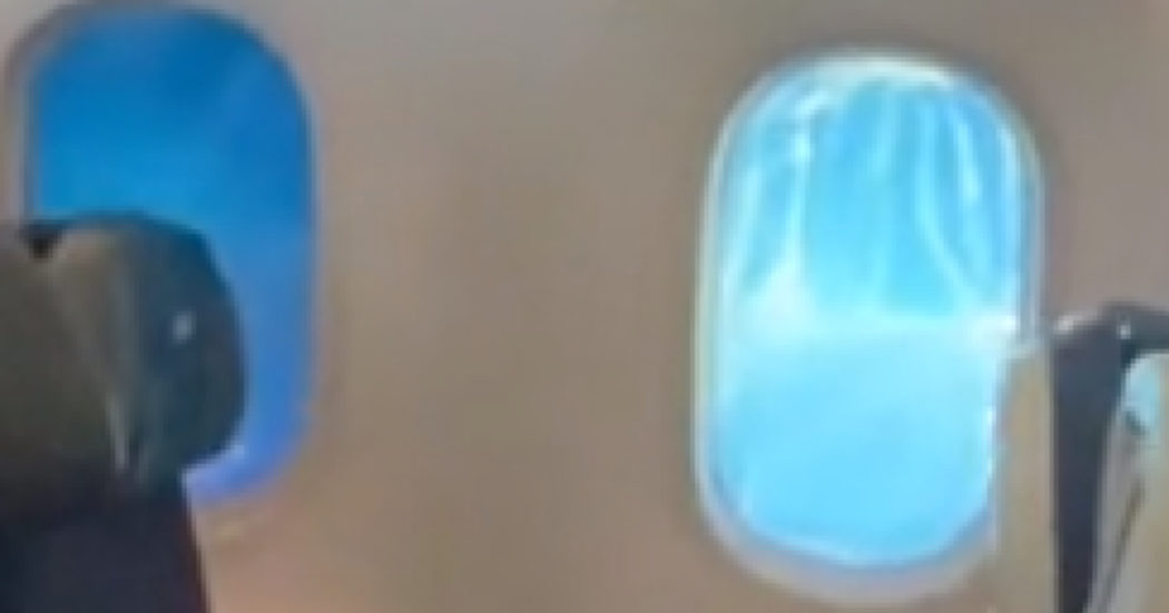 Finestrino dell’aereo si rompe in volo: attimi di panico tra i passeggeri. VIDEO