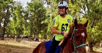 Copertina di Cade da cavallo in allenamento: morta a 17 anni Martina Berluti, promessa dell’equitazione