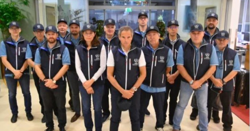 Zaporizhzhia, bombardamenti intorno alla centrale. Mosca: “Colpito tetto dell’impianto”. Iniziata la missione dell’Aiea