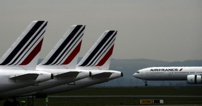 Francia, rissa in volo tra due piloti di Air France: la compagnia li sospende dal servizio