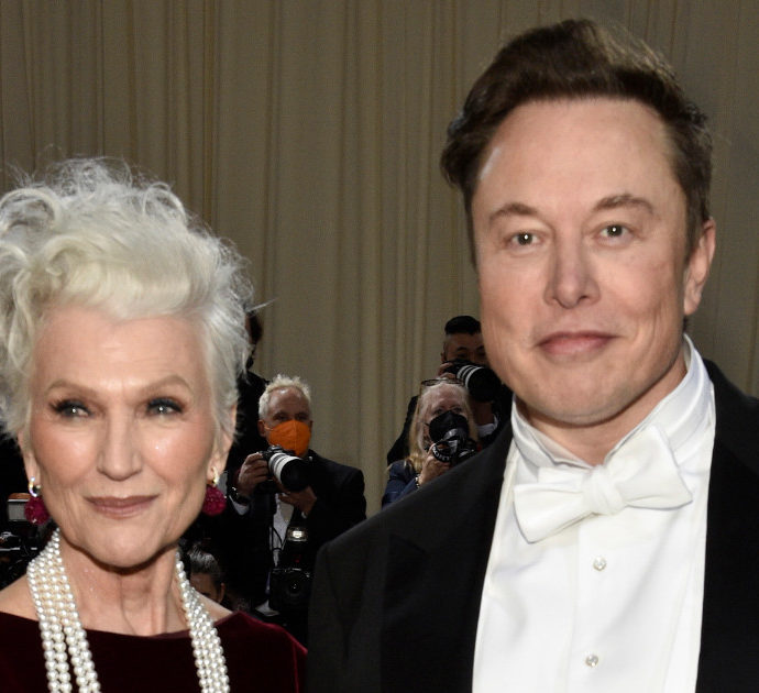 Elon Musk, la madre Maye rivela: “Quando vado a trovare mio figlio mi fa dormire in garage”