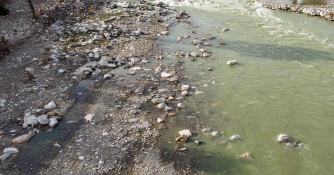 Hydrospeed nel fiume, 25enne muore annegato: è rimasto incastrato sotto una roccia